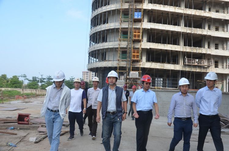11月20日上午,高新发控公司党委书记,董事长龙翔春带队到美安园区新总