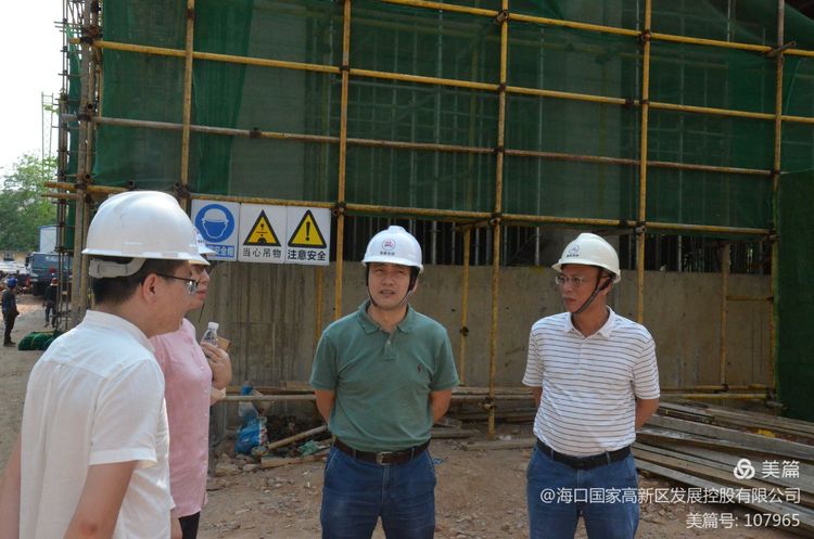 每到一处项目工地,龙翔春一行都详细询问项目建设情况,了解项目建设中