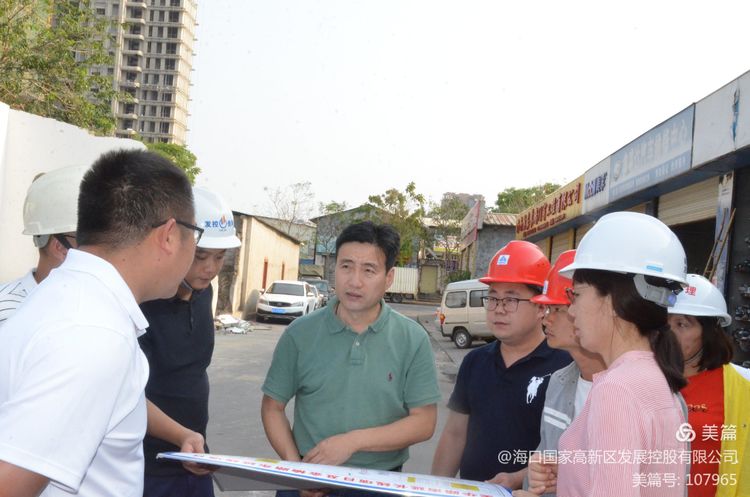在白驹路网和美华路南延长线等工地,龙翔春一行深入施工现场调研,听取